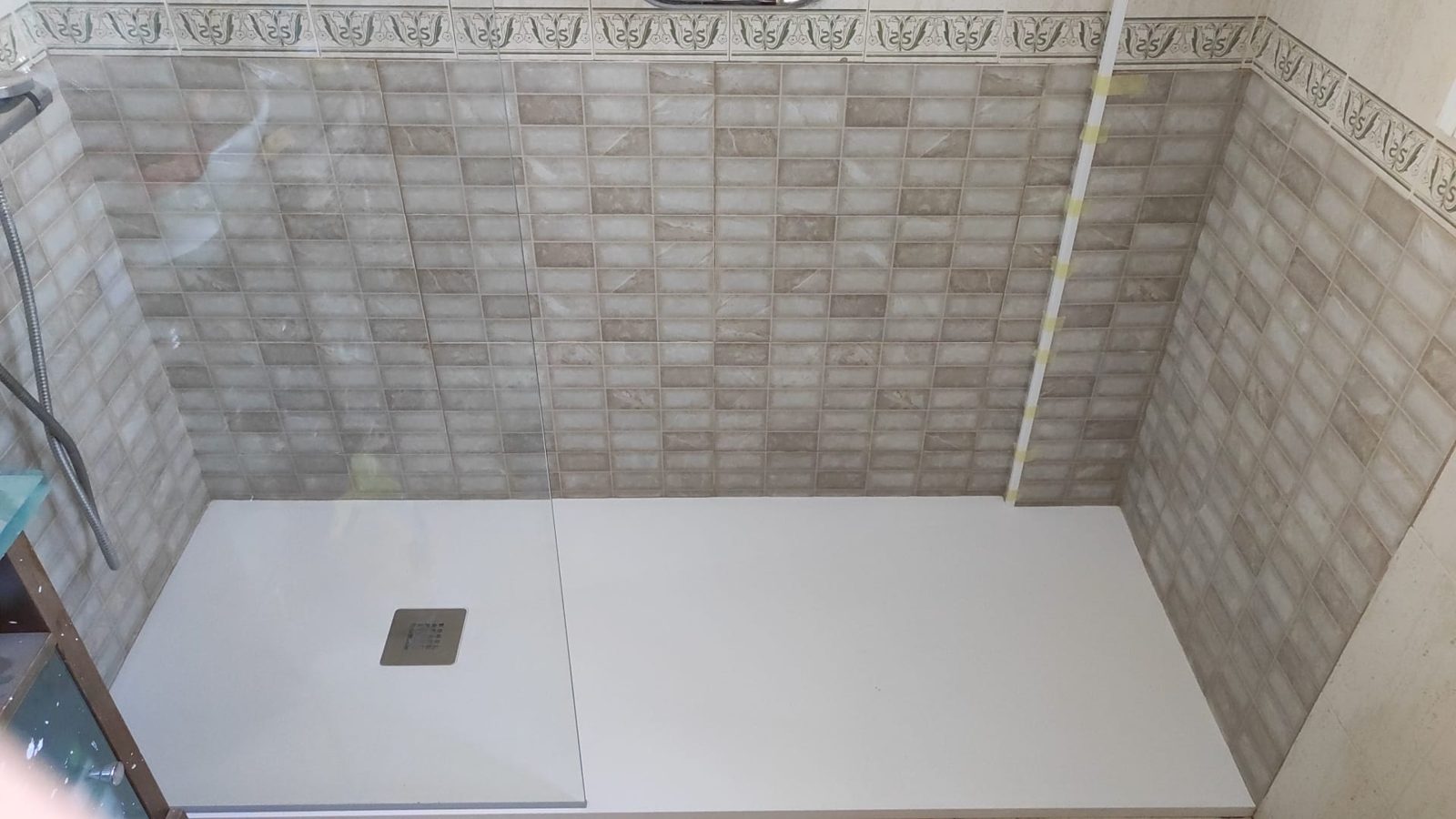 Baño después de la reforma con plato de ducha